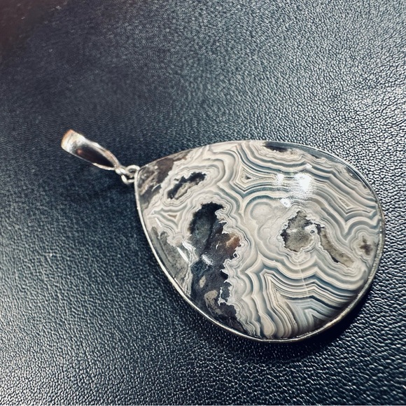 Elegant Black and White Teardrop Pendant - Picture 3 of 5